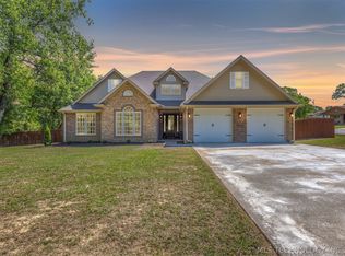 2460 N Dogwood St, Sallisaw, OK 74955