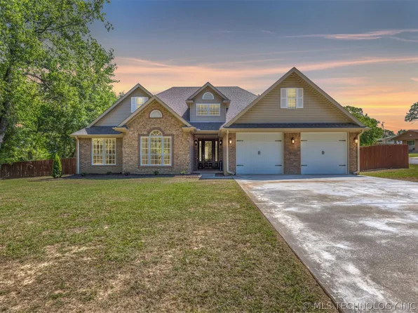 2460 N Dogwood St, Sallisaw, OK 74955