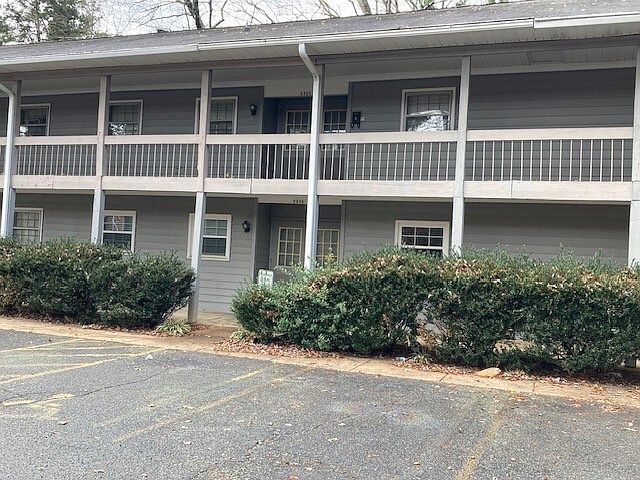1st image of 2974 Carriage Dr