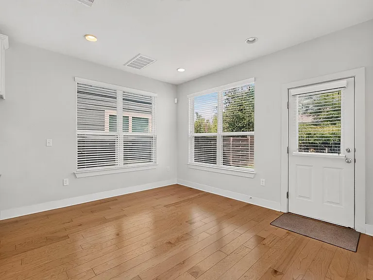 5915 Swayden Ln — Photo 9