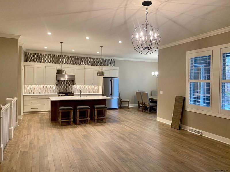 3rd image of 17 HOWLAND PARK Drive