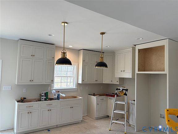 2nd image of 15085 Lebanon Rd