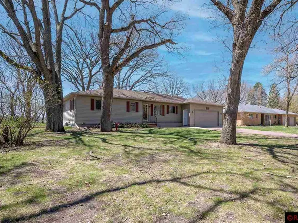 102 Parkwood Pl, Fairmont, MN 56031