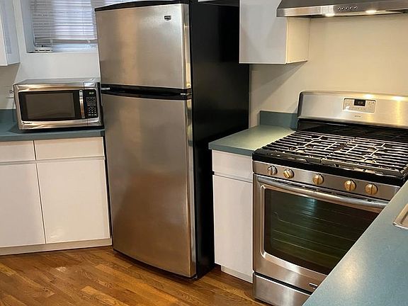 4th image of 3025 N Southport Ave