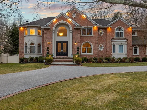 10 Red Maple Lane, Dix Hills, NY 11746