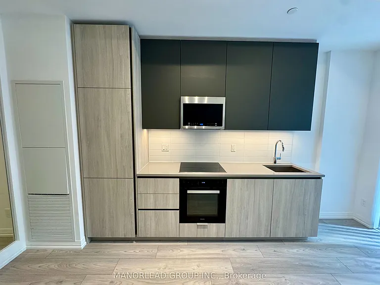 400 King St W #708 — Photo 3