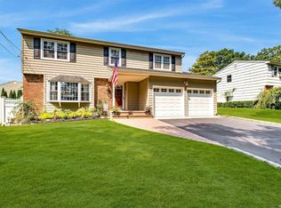 6 Williamsburgh Ln, Nesconset, NY 11767