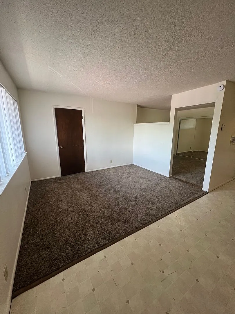 Hilltop House Apartments — Photo 3
