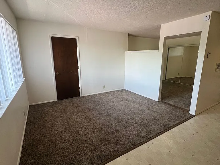 Hilltop House Apartments — Photo 4