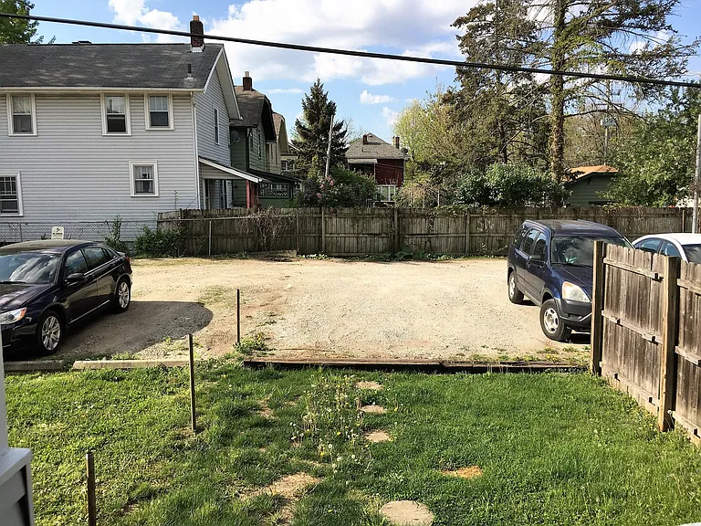 431-433 E Tompkins St — Photo 21