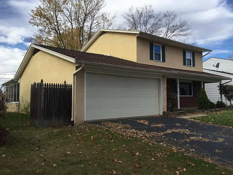 garage side view of house