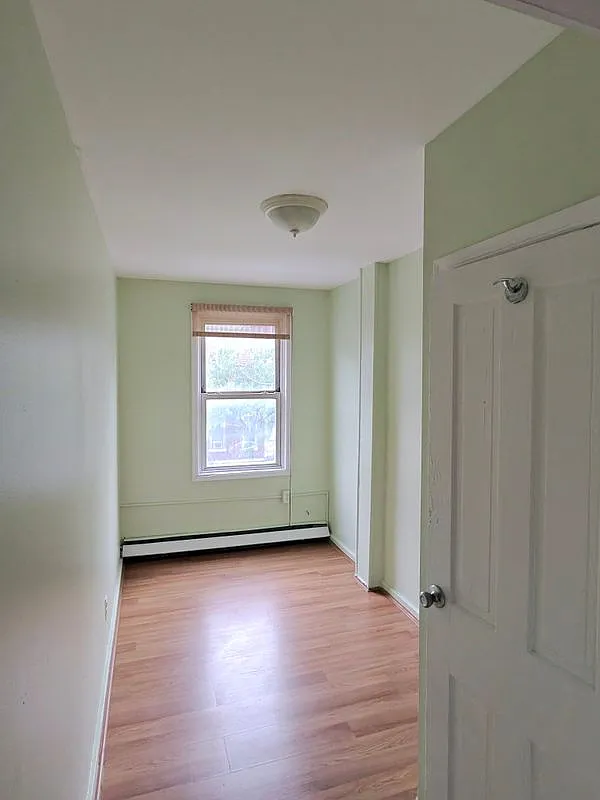 3 bed, 1.0 bath, 1122 sqft, $2,250 — Photo 3