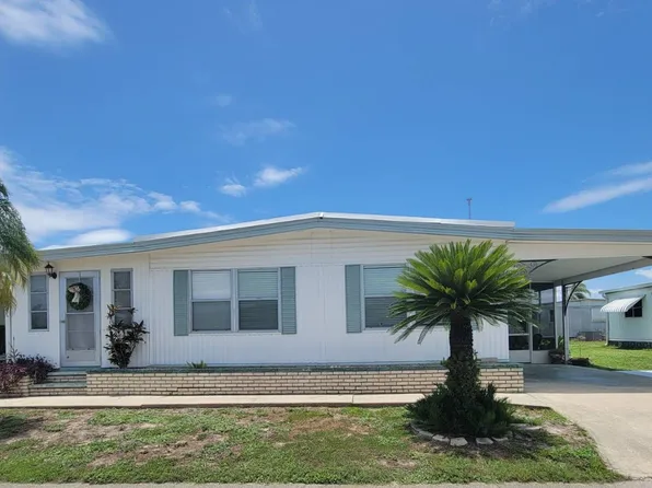 589 Plaza Del Sol, North Fort Myers, FL 33917