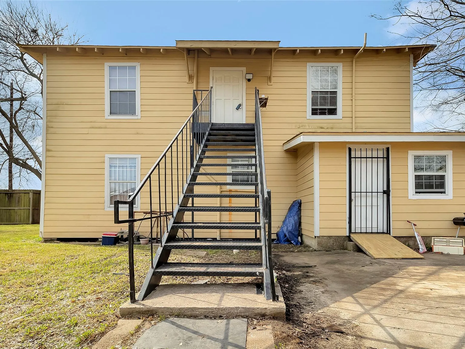 2 bed, 1.0 bath, 1805 sqft, $1,150 — Photo 1