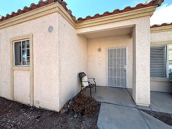2nd image of 1900 N Torrey Pines Dr Unit 127