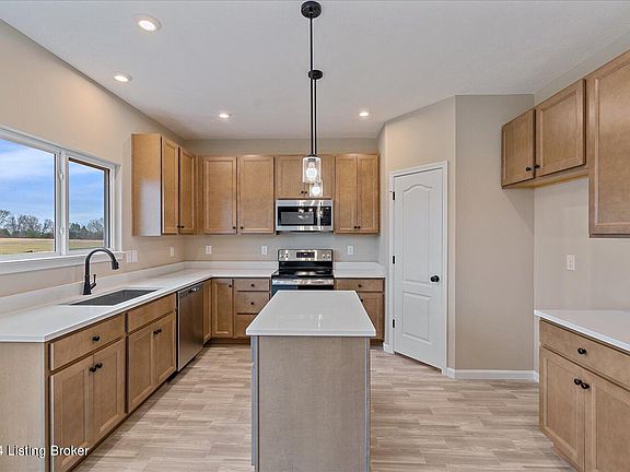 4th image of 136 Peregrine Ct