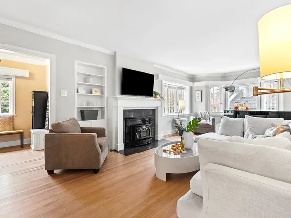 6713 Arbutus St, Vancouver, BC V6P 5S6
