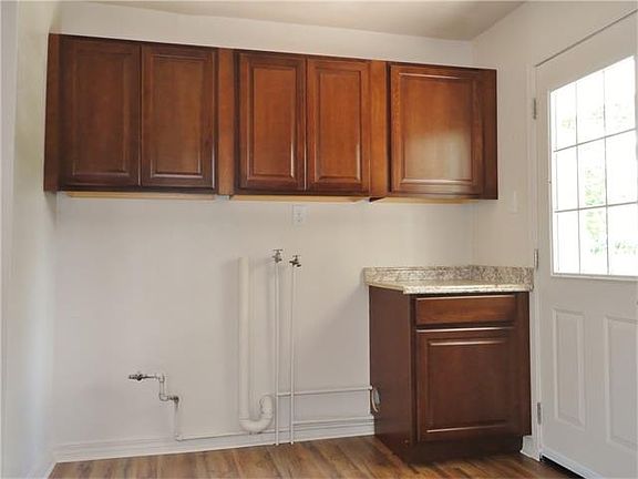 4th image of 38 Vivian Ct
