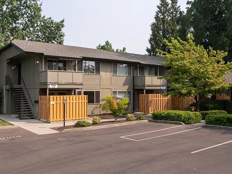 5101-5109 SE Stark St — Photo 1