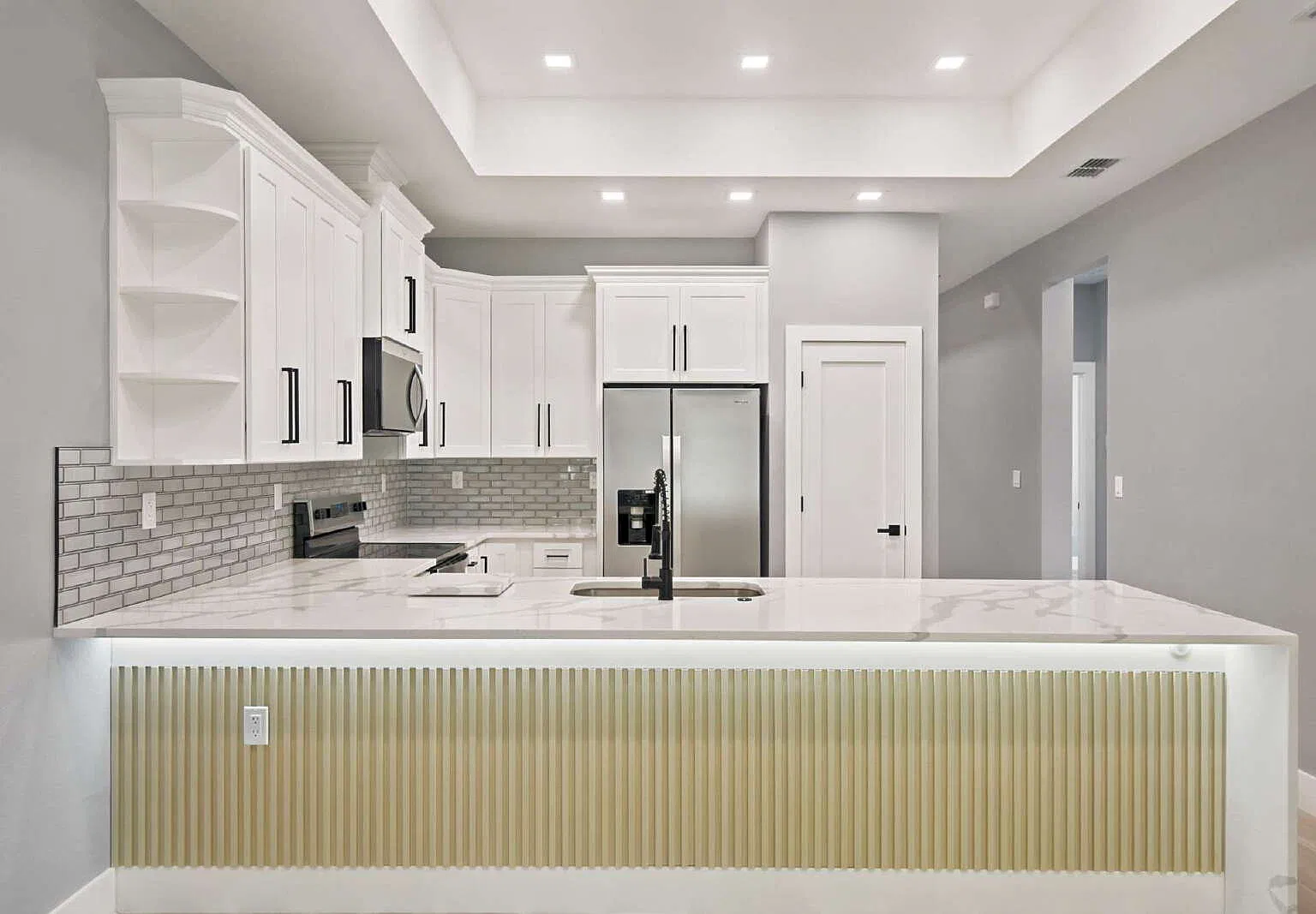 3 bed, 2.0 bath, 1281 sqft, $2,100 — Photo 3