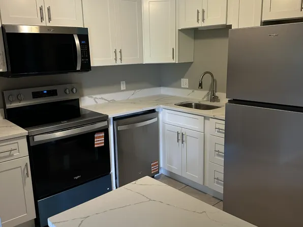 412 Elmwood Dr, Hudson, NH 03051