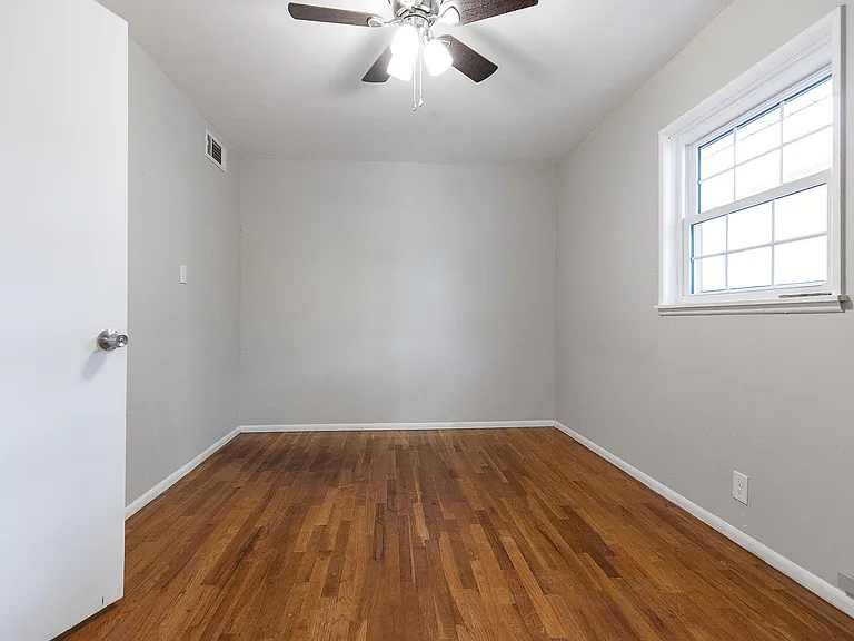 2300 Aspen Dr — Photo 9