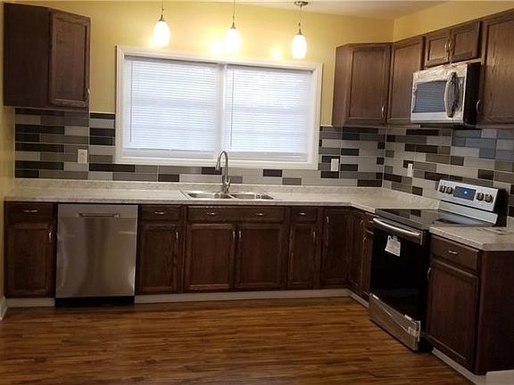 5th image of 207 Greenwood St