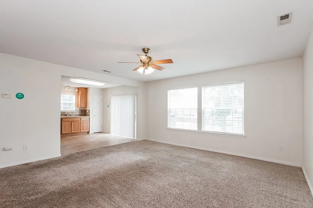 4 bed, 2.5 bath, 1978 sqft, $1,970 — Photo 4