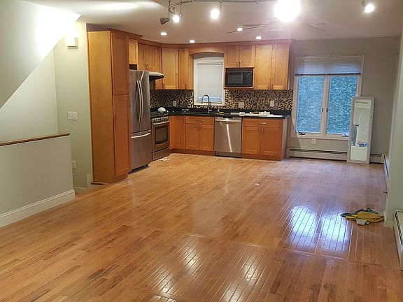 4th image of 214 Charles St #Townhouse