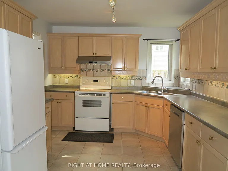 35 Moraine Cres — Photo 6