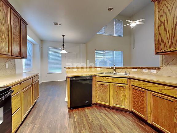 4th image of 1610 Lakeside Dr