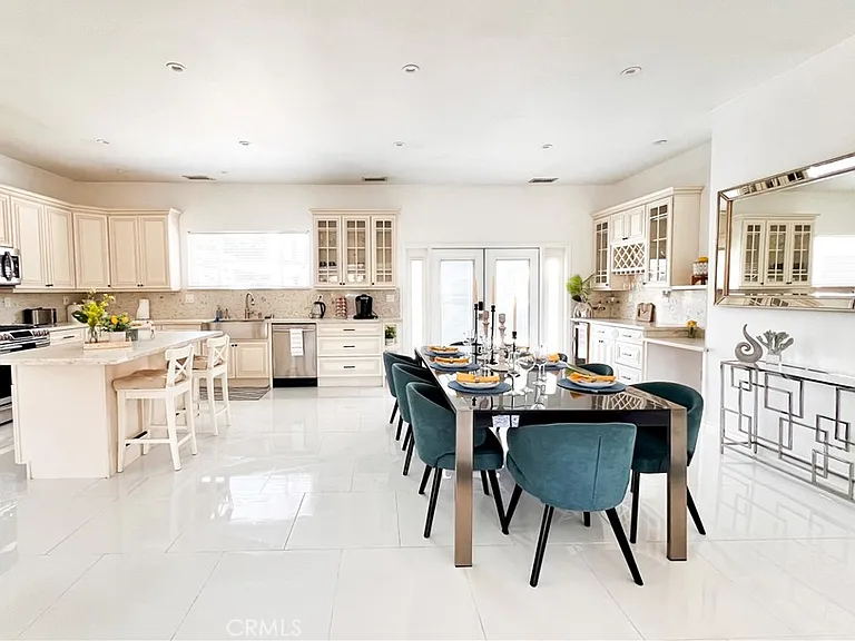5835 Topeka Dr — Photo 14