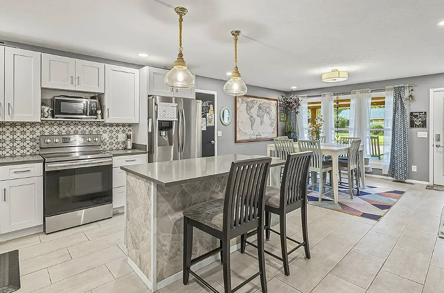 Beautiful 4 bedroom 3 bath Home. Schedule your showing TODAY! — Photo 3