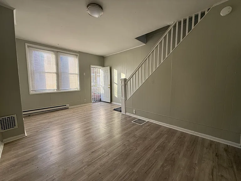 247 E Mayfield St — Photo 3