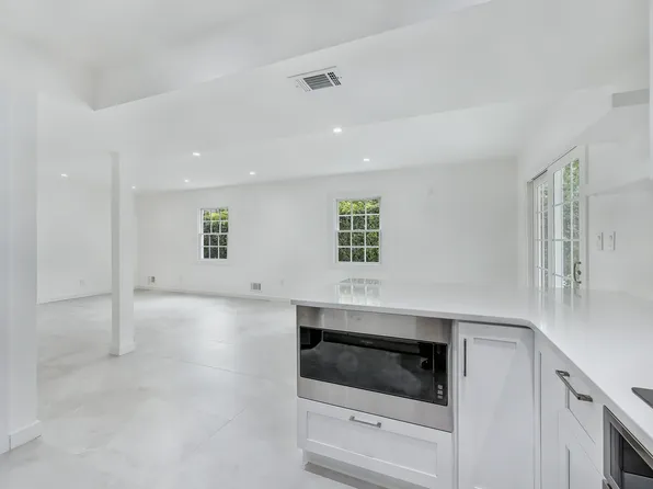 4330 Manhattan Avenue image 9 of 31