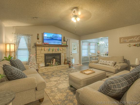 3rd image of 13975 S Oak Pl