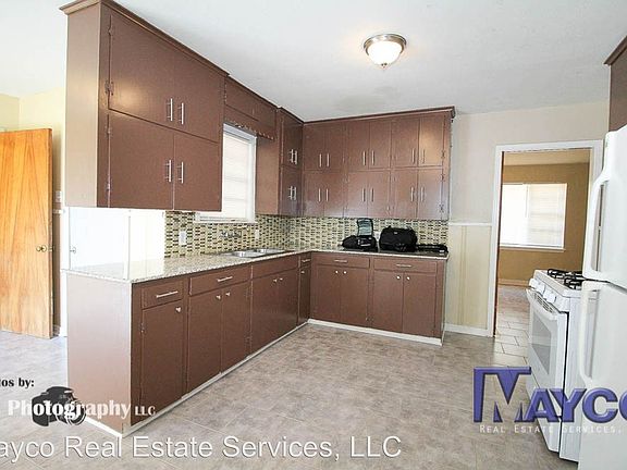 4th image of 1131 E Washington St
