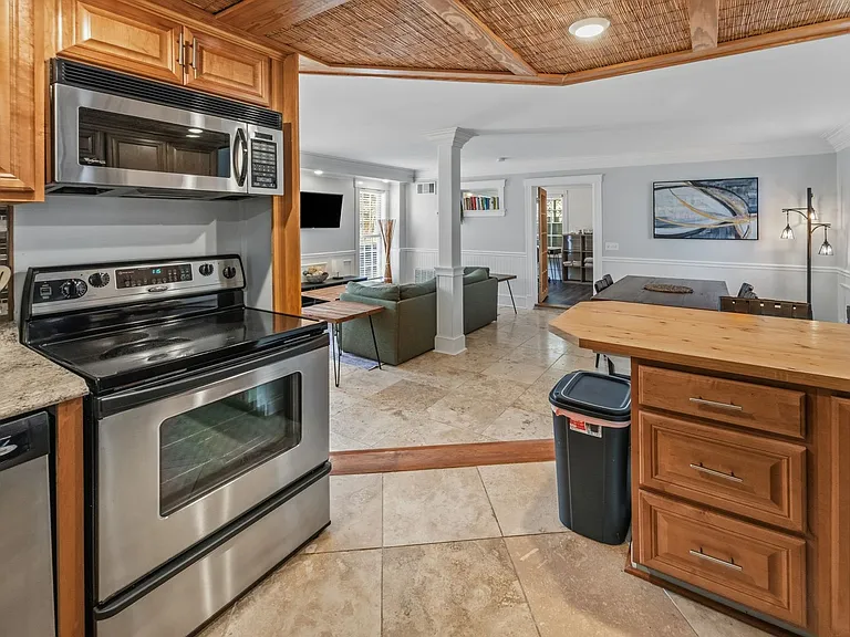 1010 E Victory Dr E #1 — Photo 11