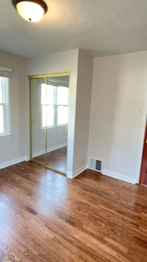 2 bedroom home - Country Club Hills — Photo 4