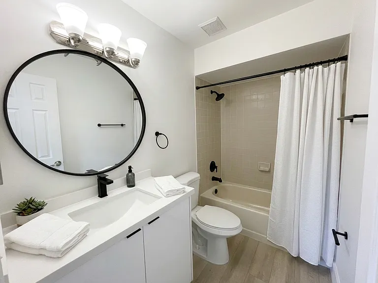 Guest bathroom (third floor)