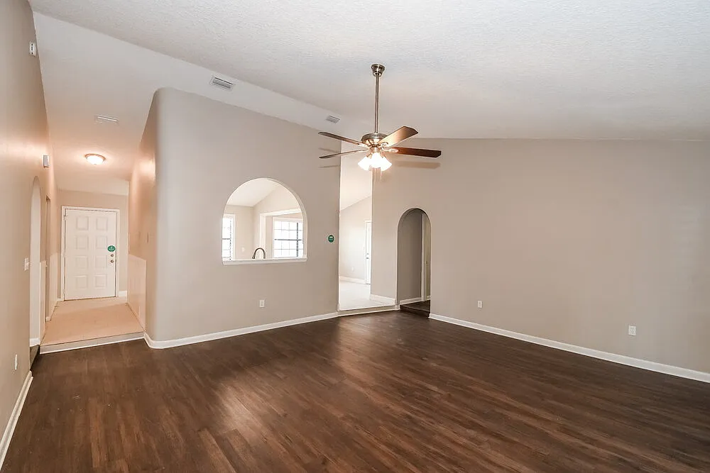 3 bed, 2.0 bath, 1472 sqft, $2,000 — Photo 4
