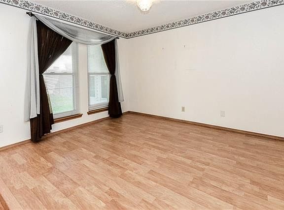 4th image of 2801 Peppertree Pl