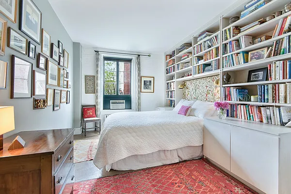 Sold by The SIMPLE Real Estate Co | media 9