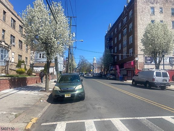 5th image of 1594 Maple Ave