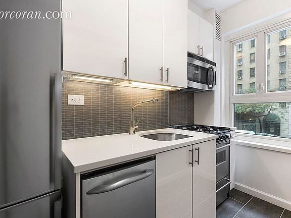 3rd image of 333 W 57th St APT 210