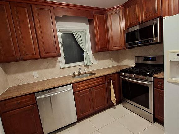 3rd image of 596 Broad Avenue