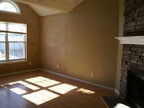 4th image of 405 Hillcrest Cmns