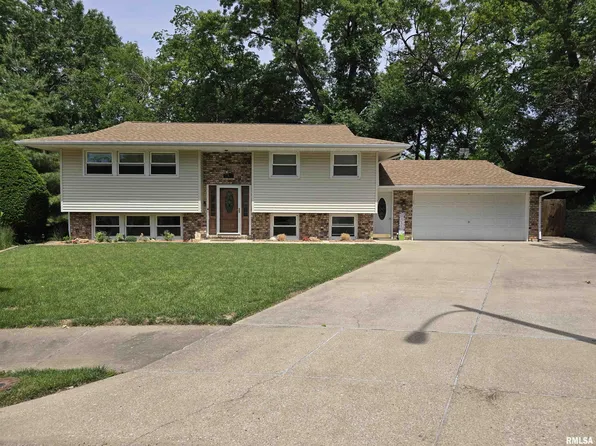4 Crimson Ct, Pekin, IL 61554
