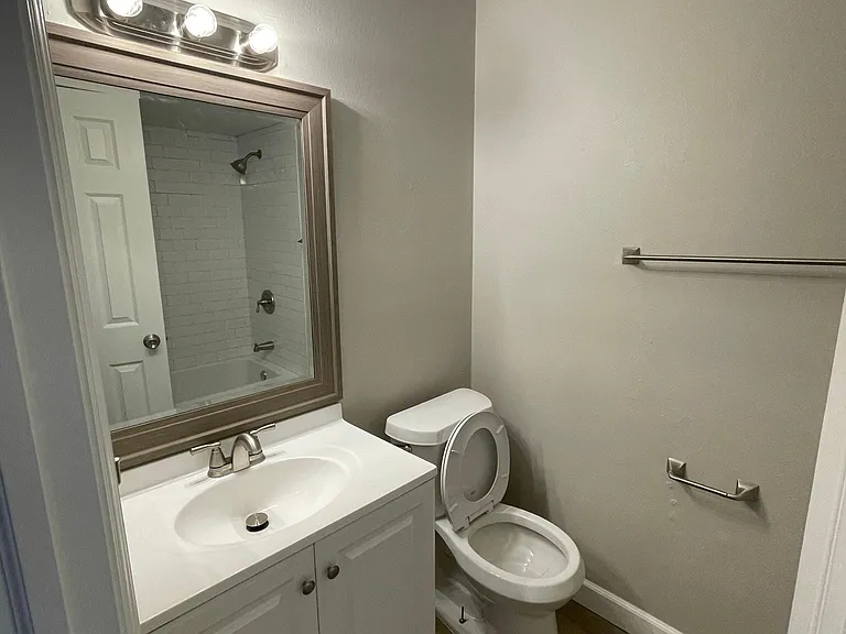 511 Duchess Ct #4 — Photo 9