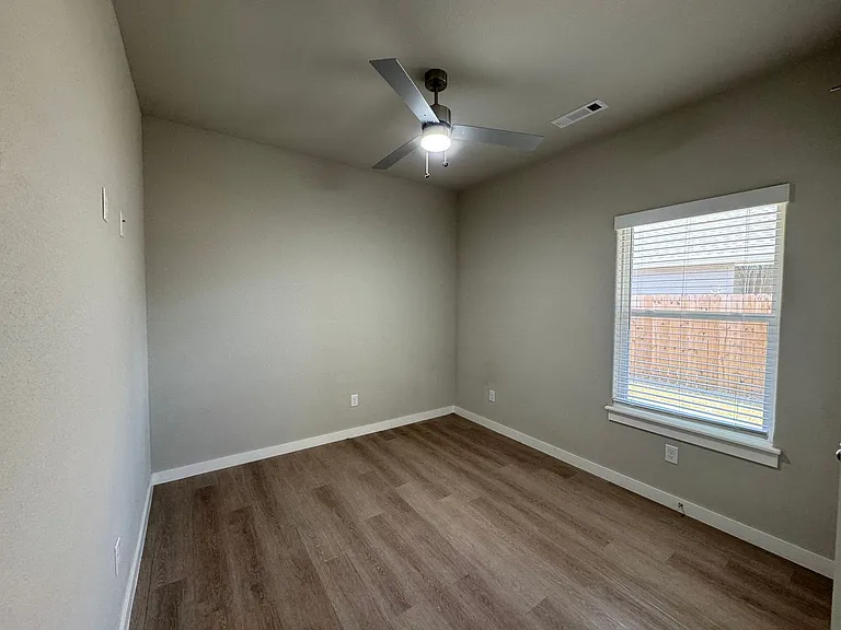 275 N Hunter St — Photo 24